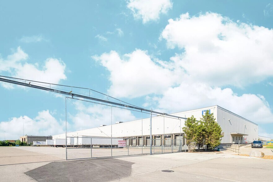 5100 W 70th Pl, Bedford Park, IL à louer - Photo de l’immeuble – Image 2 sur 6