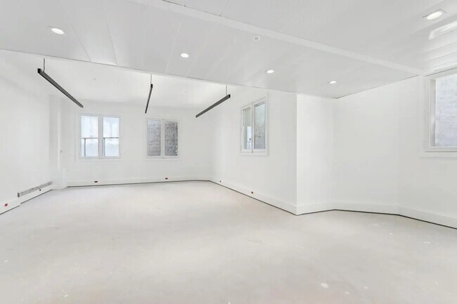 Plus de détails pour 42 Rue De Bassano, Paris - Bureau à louer