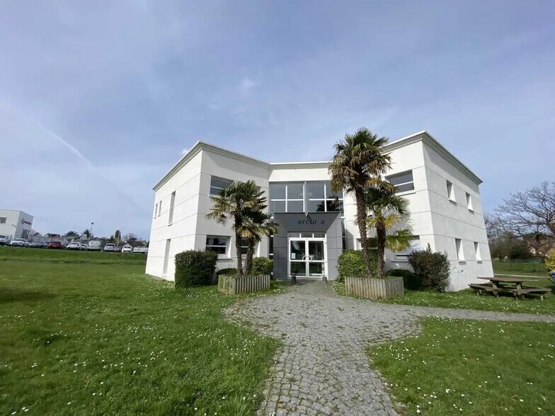 Bureau dans Franqueville-Saint-Pierre à vendre - Photo de l’immeuble – Image 1 sur 5