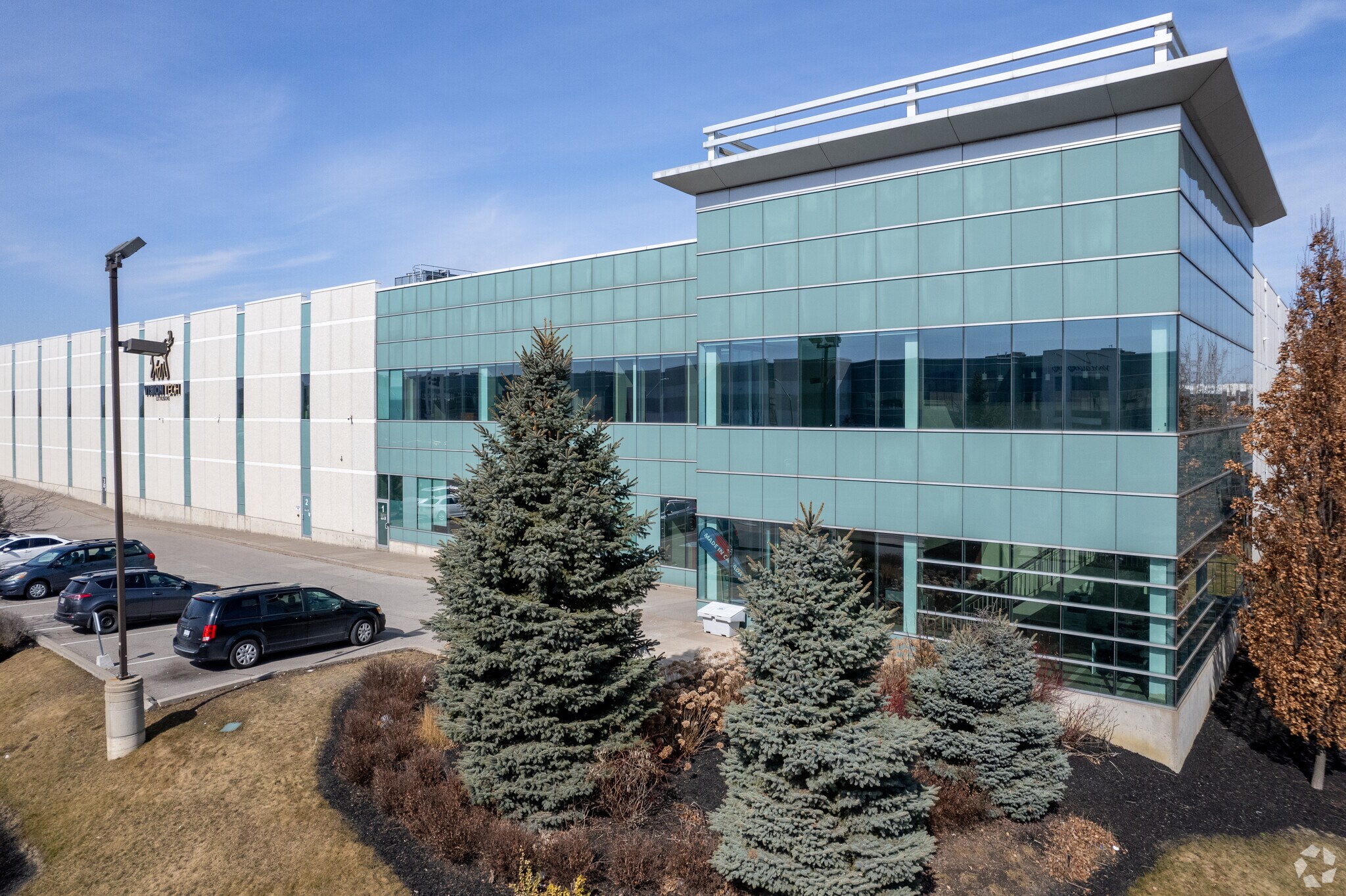 600 Zenway Blvd, Woodbridge, ON à louer Photo principale– Image 1 sur 4