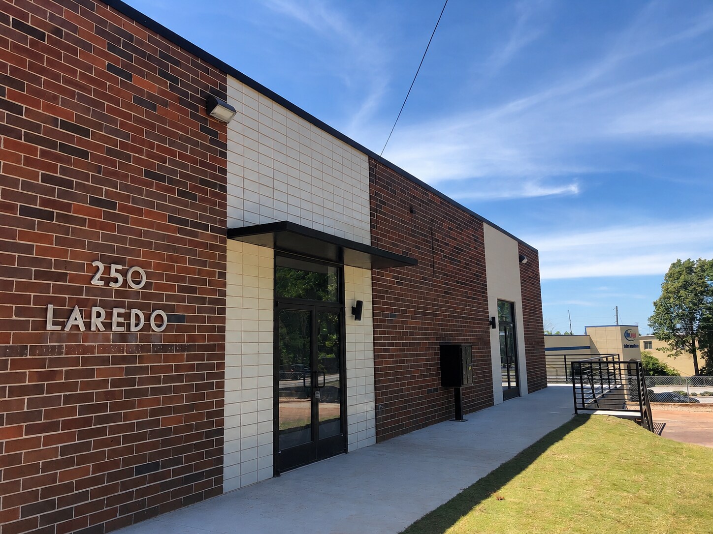 250 Laredo Dr, Decatur, GA à louer Photo de l’immeuble– Image 1 sur 5