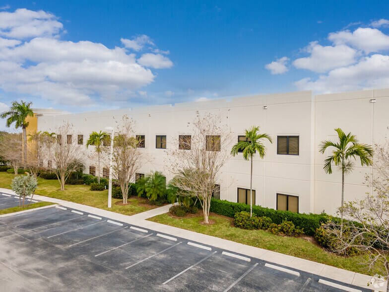 5870 N Hiatus Rd, Tamarac, FL à louer - Photo de l’immeuble – Image 2 sur 13