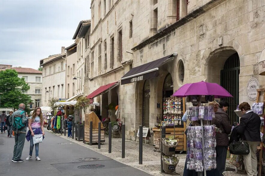 Local commercial dans Avignon à louer - Photo de l’immeuble – Image 1 sur 5