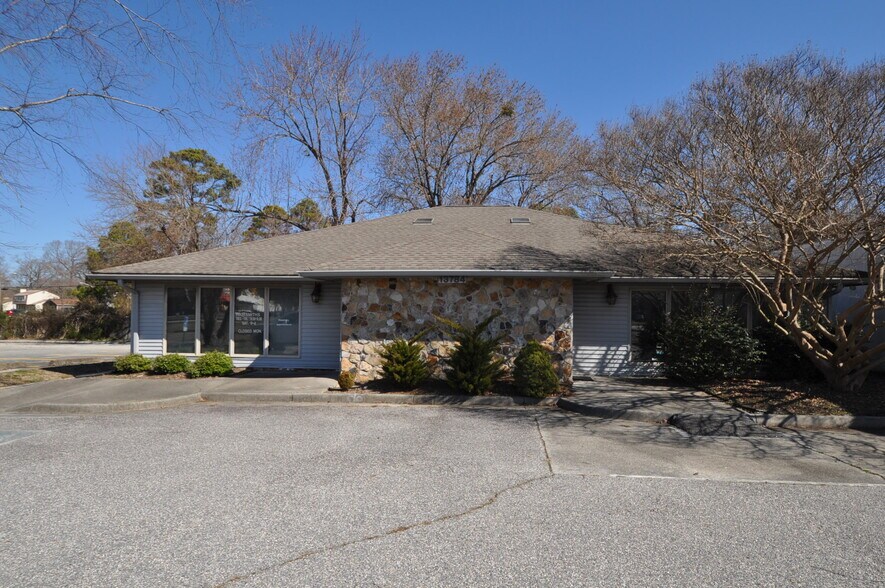 13784 Warwick Blvd, Newport News, VA à vendre - Photo de l’immeuble – Image 2 sur 18