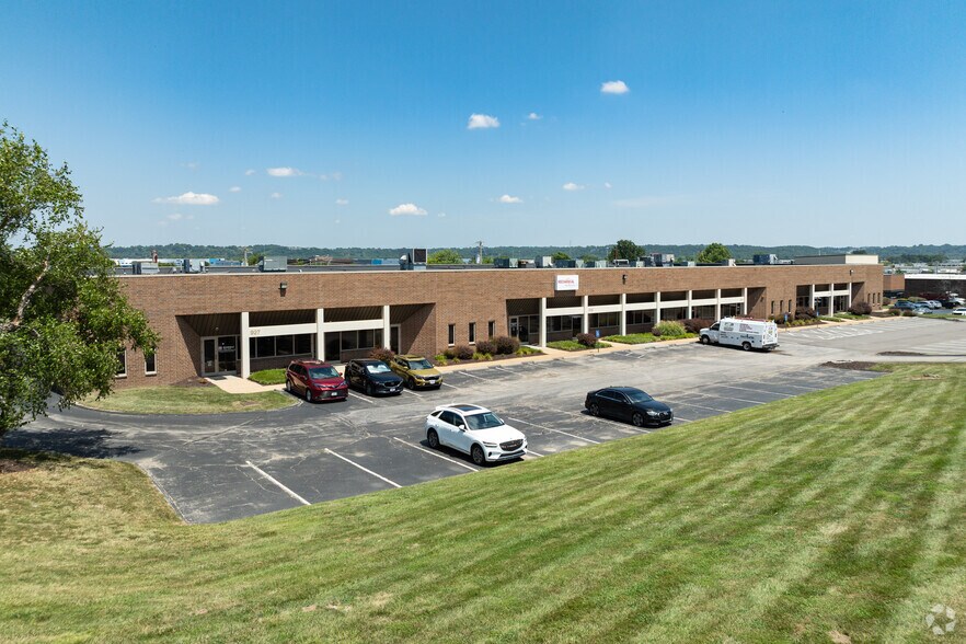 909-927 Horan Dr, Fenton, MO à louer - Photo de l’immeuble – Image 2 sur 5