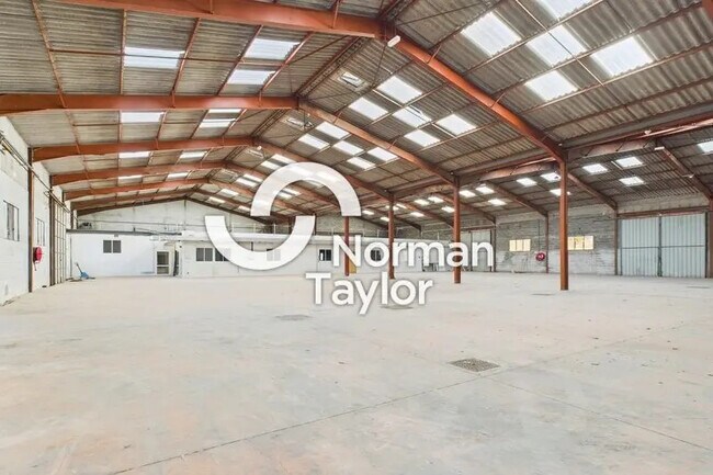 Plus de détails pour Local d'activités à louer