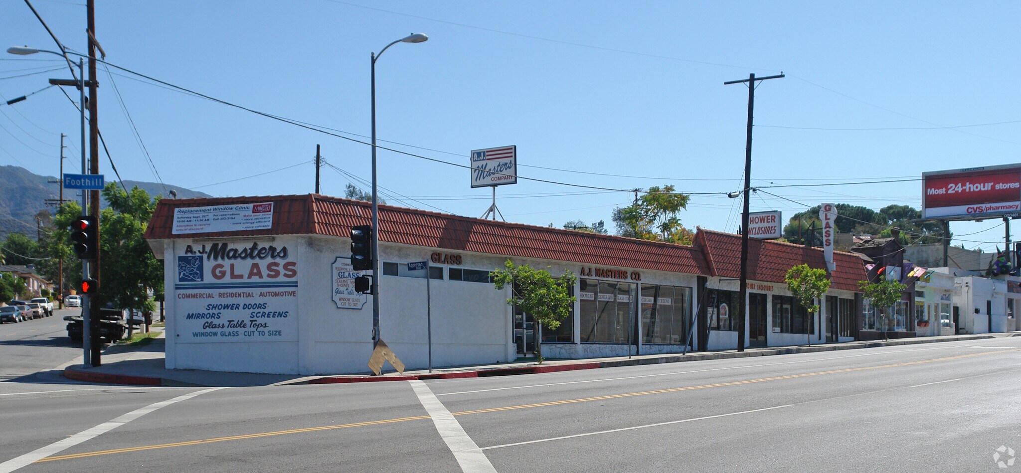 7639 Foothill Blvd, Tujunga, CA à louer Photo de l’immeuble– Image 1 sur 54