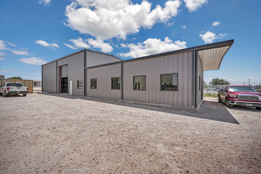 2811 S County Road 1257, Midland, TX à louer - Photo de l’immeuble – Image 2 sur 30