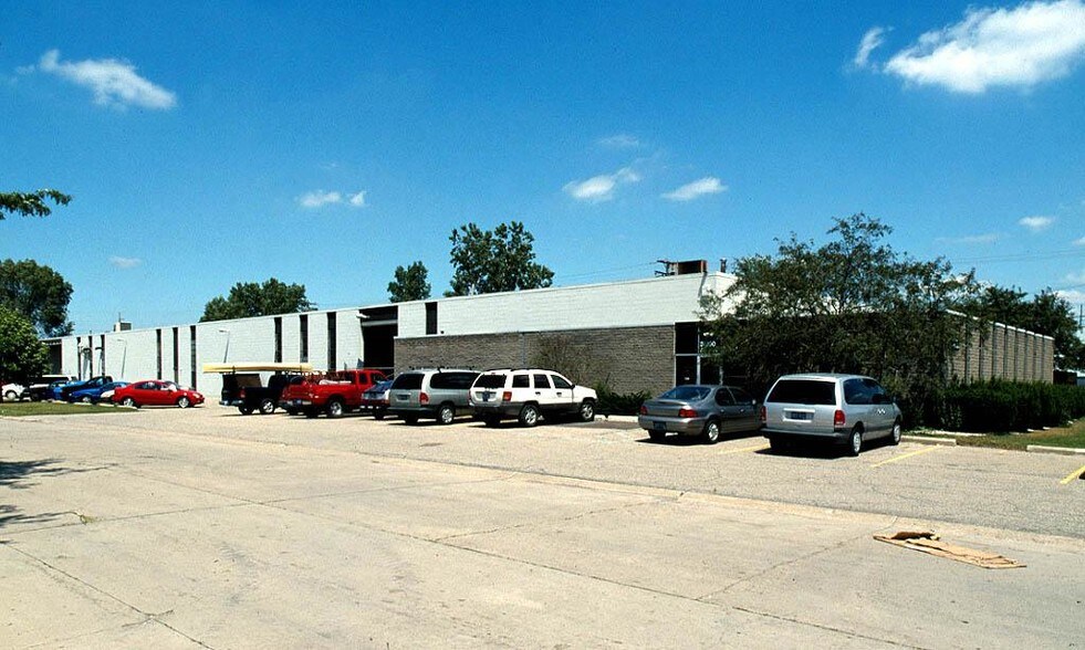 37200 Amrhein Rd, Livonia, MI à louer - Photo de l’immeuble – Image 3 sur 4