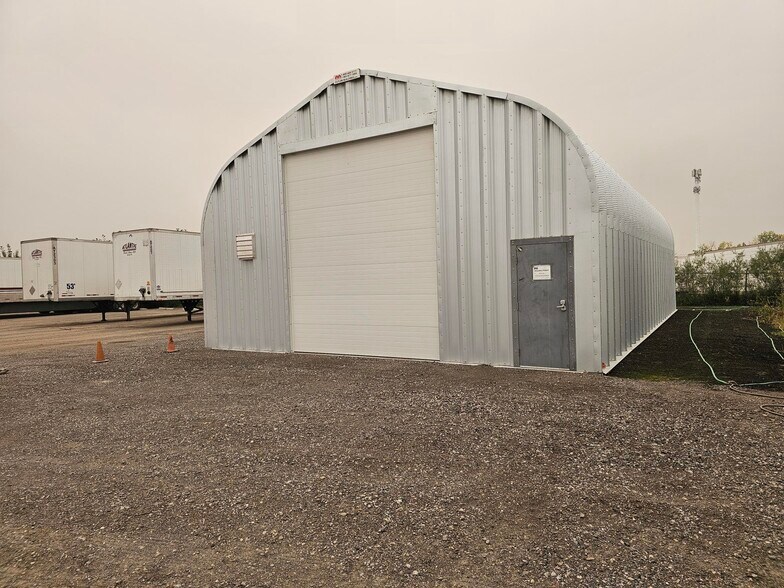 9415 44th St SE, Calgary, AB à vendre - Photo de l’immeuble – Image 2 sur 6