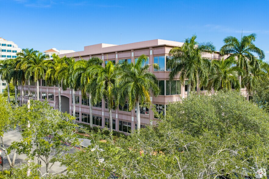 8201 Peters Rd, Plantation, FL à louer - Photo de l’immeuble – Image 1 sur 12