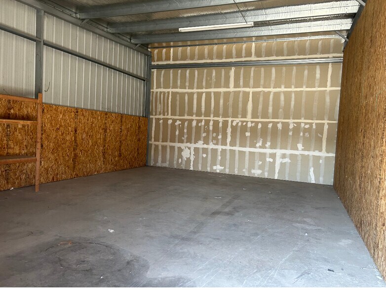 408 Flores Ave, Modesto, CA à louer - Photo intérieure – Image 3 sur 4