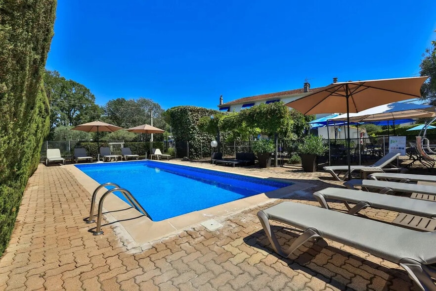 2340 Route De Cagnes, Vence à vendre - Photo de l’immeuble – Image 1 sur 12