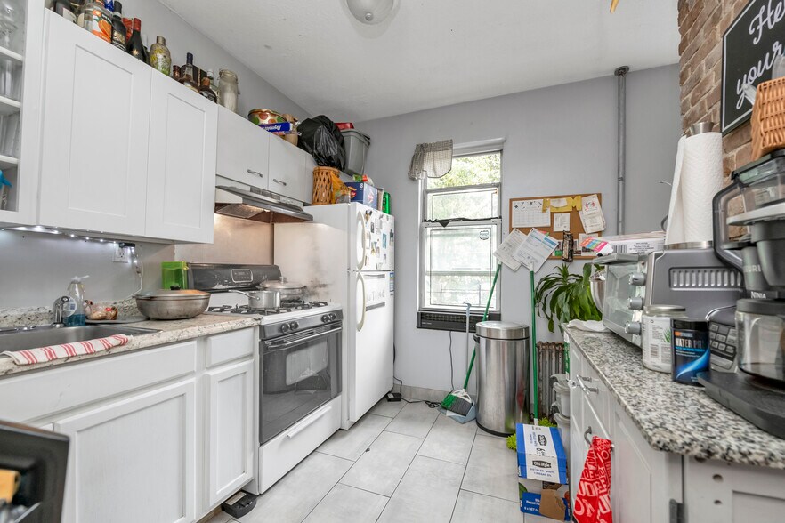 8646 18th Ave, Brooklyn, NY à vendre - Photo de l’immeuble – Image 3 sur 18