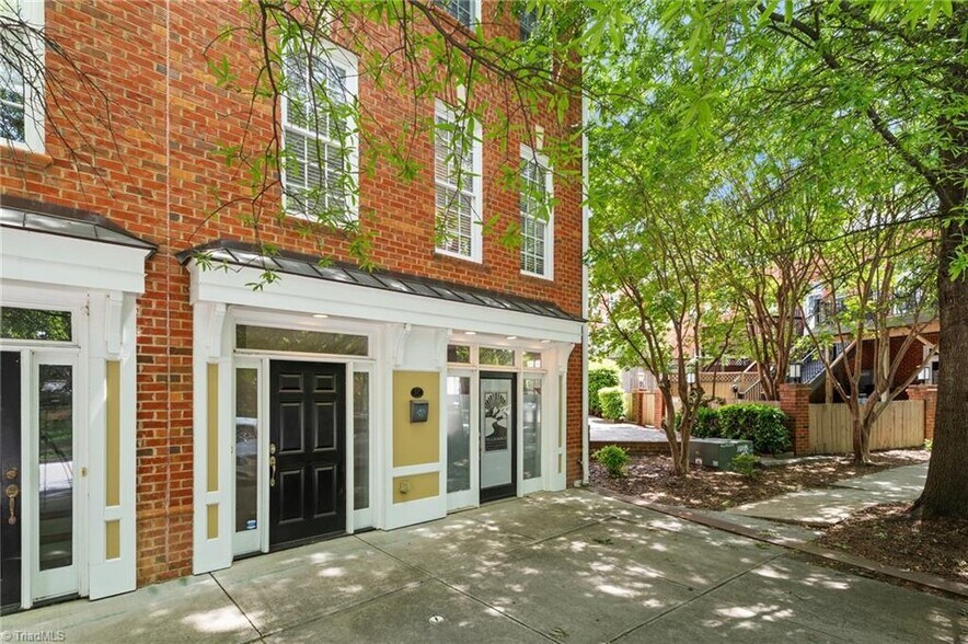 215-217 E Lewis St, Greensboro, NC à louer - Photo de l’immeuble – Image 2 sur 7
