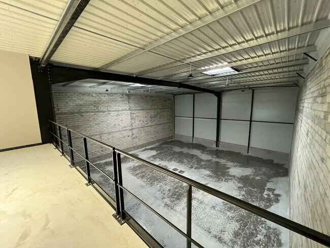 Plus de détails pour Local d'activités à louer