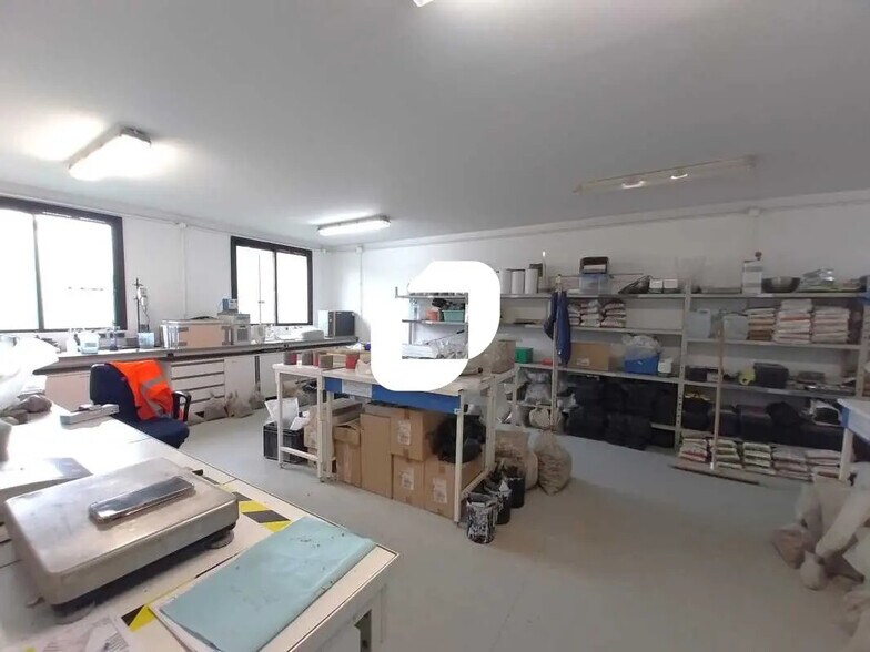 Local d’activités dans Voisins-le-Bretonneux à louer - Photo intérieure – Image 2 sur 9