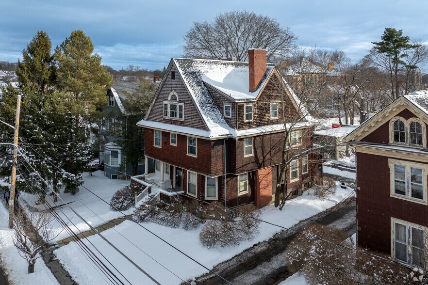 24 W Emerson St, Melrose, MA à vendre - Photo principale – Image 1 sur 5