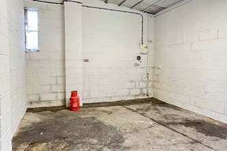 6-8 Brook End, Weston Turville à louer Photo intérieure– Image 2 sur 2