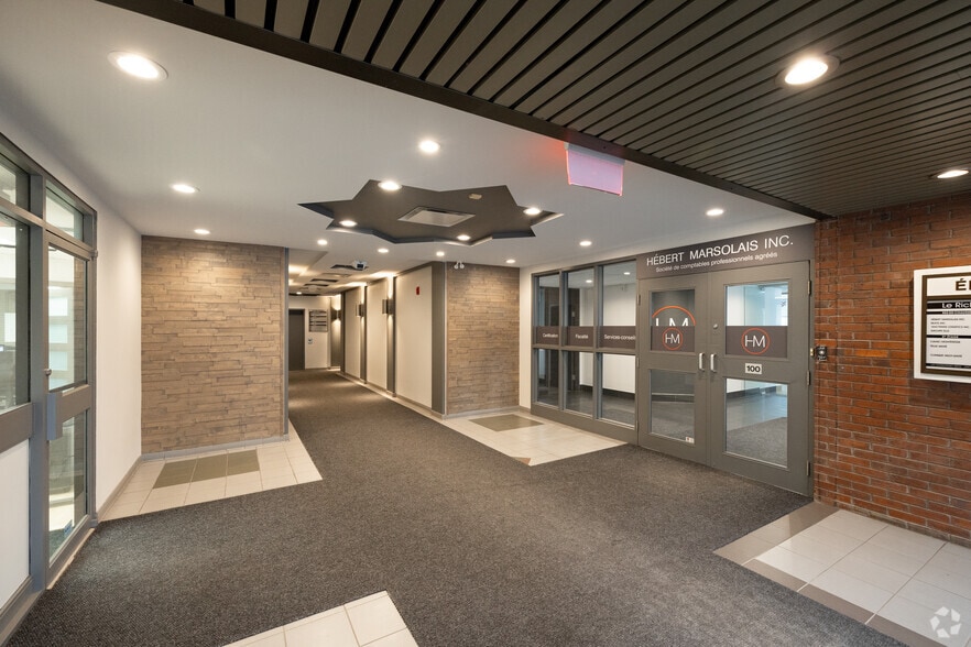 370 Ch De Chambly, Longueuil, QC à louer - Hall d’entrée – Image 2 sur 4