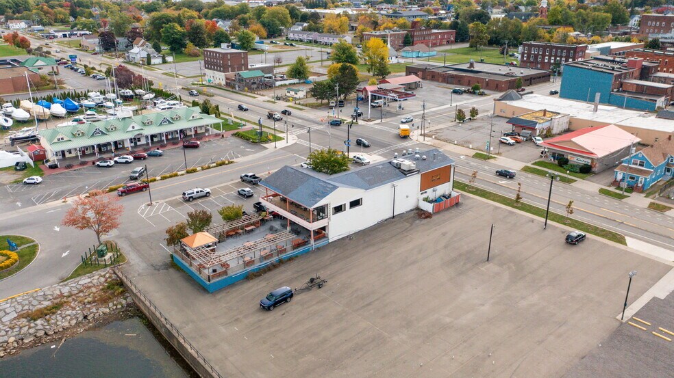 6-8 Lake Shore Dr W, Dunkirk, NY à vendre - Photo de l’immeuble – Image 3 sur 16