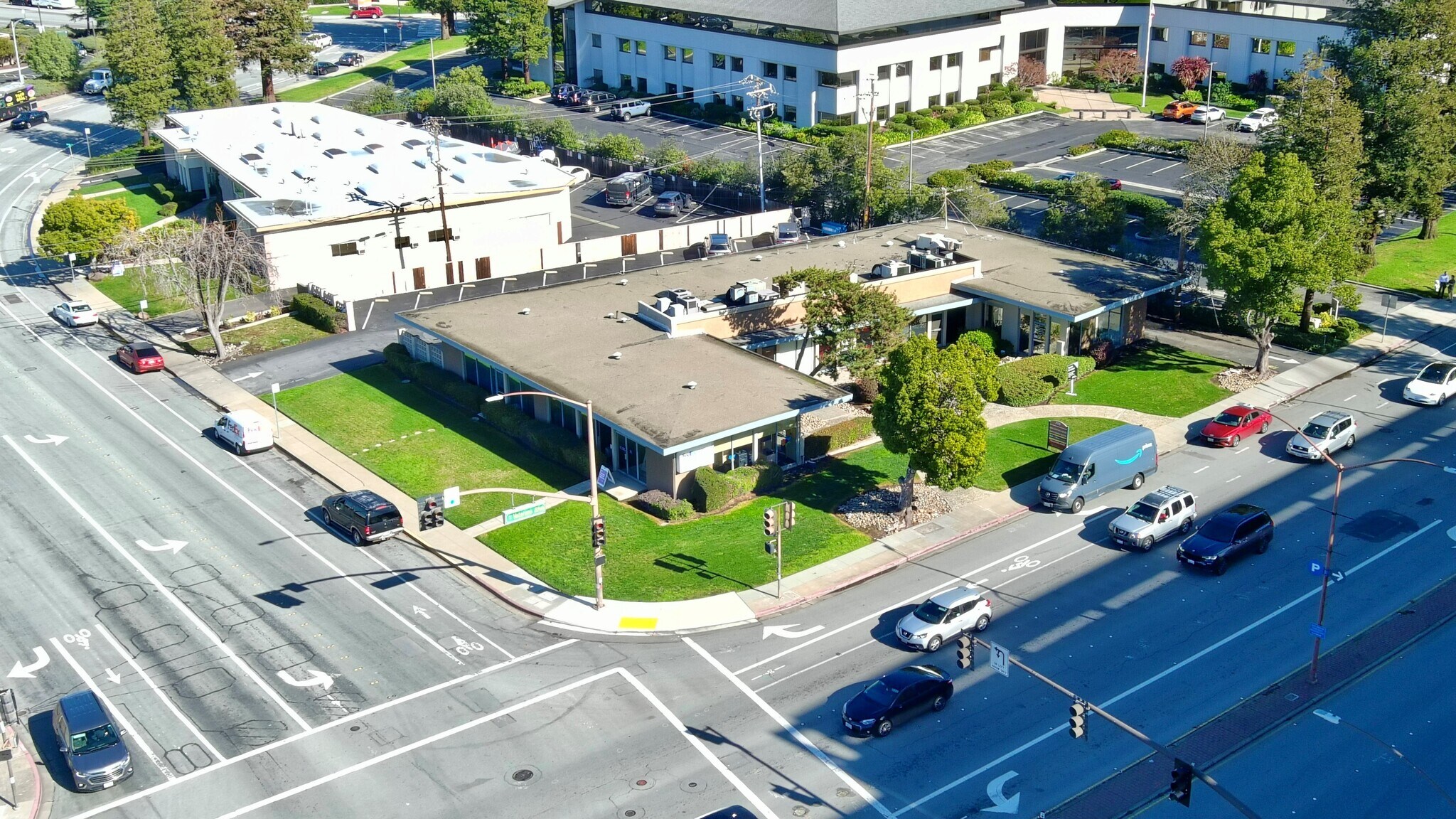 705 Veterans Blvd, Redwood City, CA à vendre Photo de l’immeuble– Image 1 sur 23
