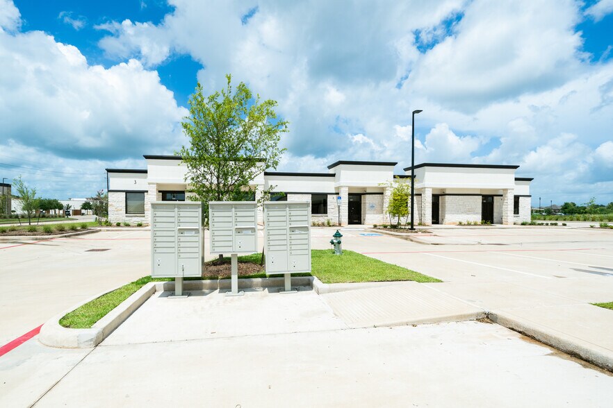 5501 Cabrera Dr, Sugar Land, TX à louer - Photo de l’immeuble – Image 2 sur 78