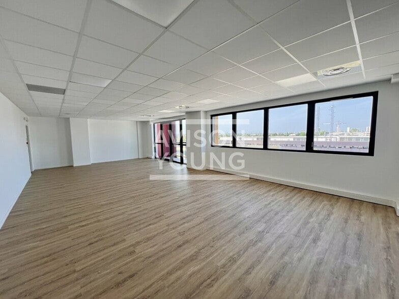 Local d’activités dans Bobigny à louer - Photo de l’immeuble – Image 1 sur 12