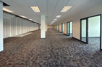 10701 W Research Dr, Wauwatosa, WI à louer Photo intérieure– Image 2 sur 2