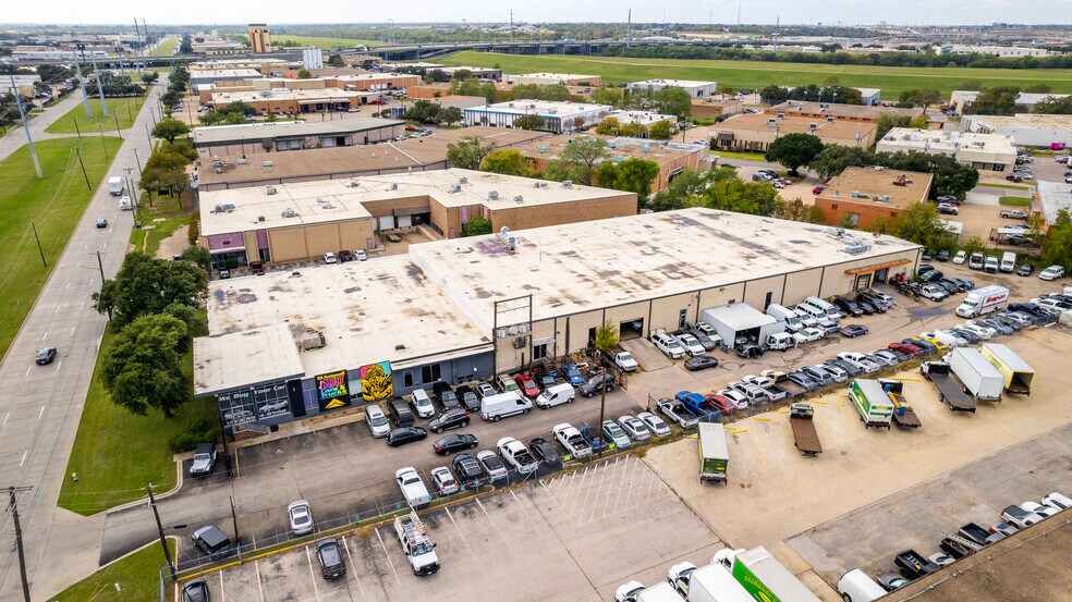 1365 Regal Row, Dallas, TX à vendre - Photo de l’immeuble – Image 1 sur 55