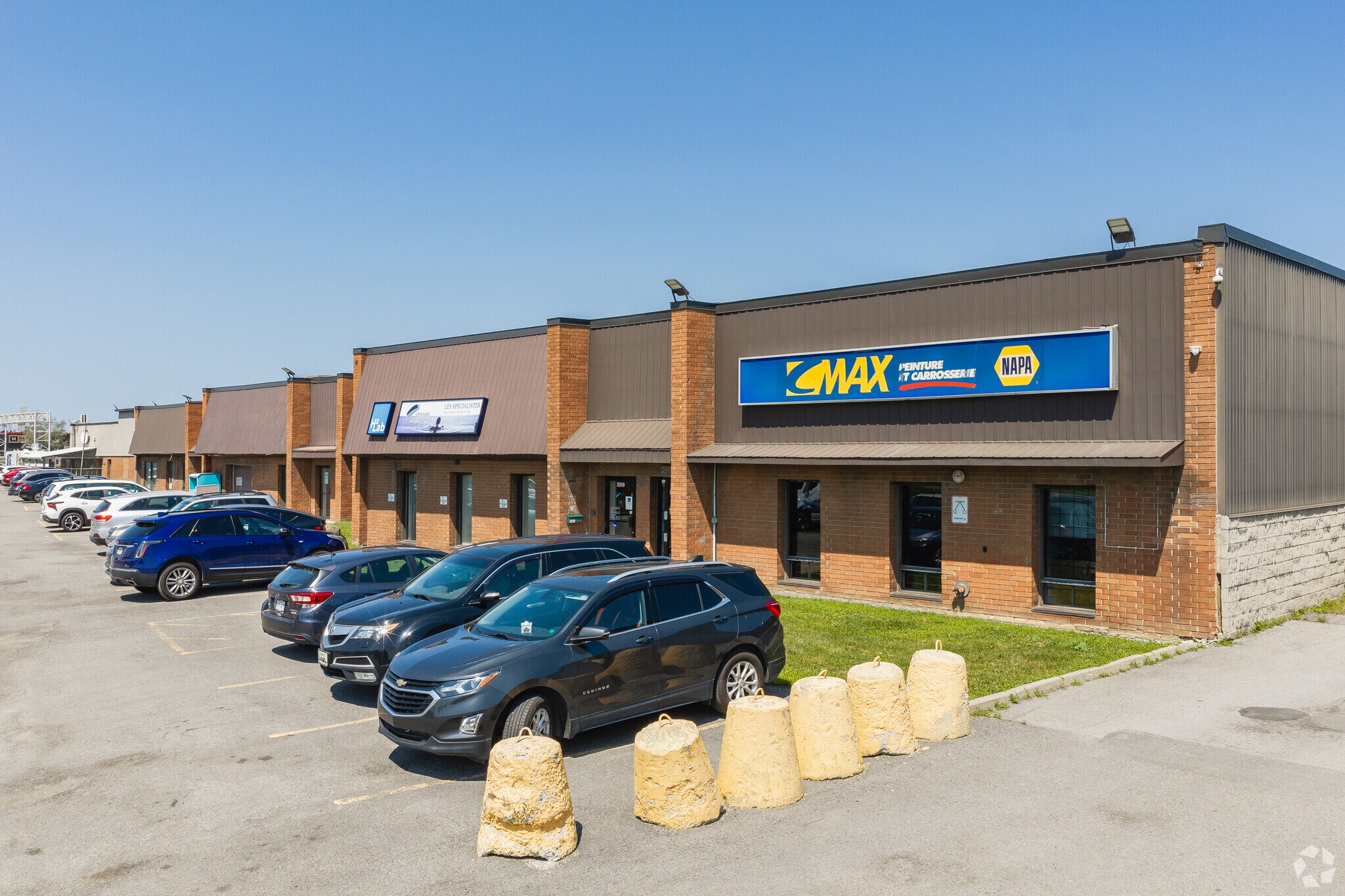 2597-2635 Boul Le Corbusier, Laval, QC à louer Photo principale– Image 1 sur 7
