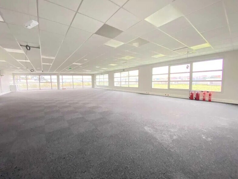 Bureau dans OULLINS-PIERRE-BÉNITE à vendre - Photo de l’immeuble – Image 3 sur 9