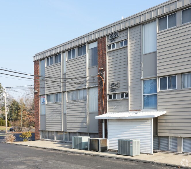 67 Harned Rd, Commack, NY à louer - Photo de l’immeuble – Image 2 sur 6