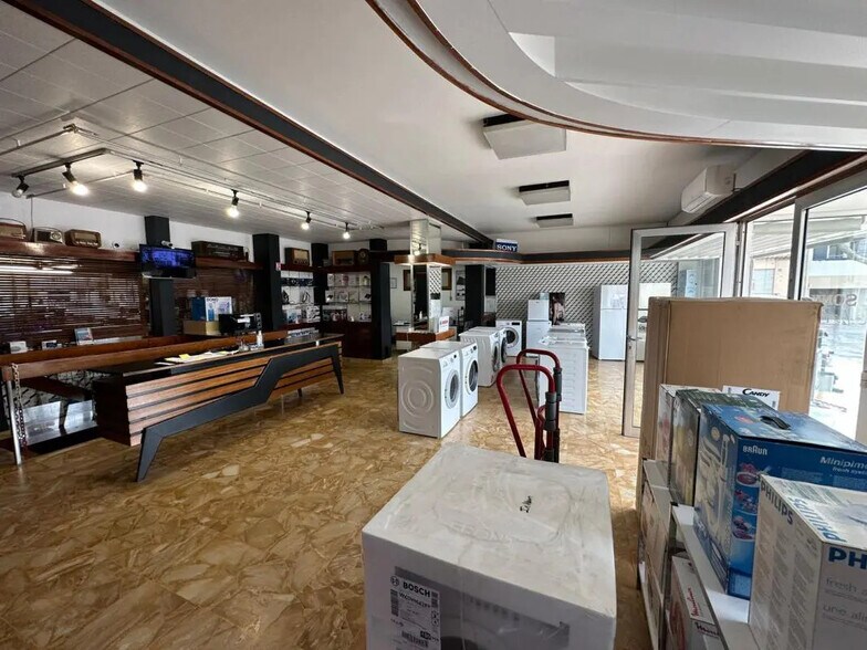 Local commercial dans Saint-Raphaël à vendre - Photo de l’immeuble – Image 2 sur 5