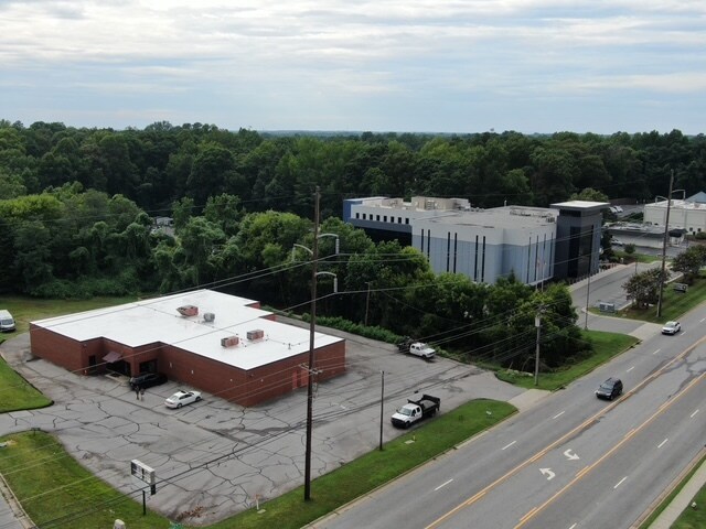 1744 Westchester Dr, High Point, NC à louer - Photo de l’immeuble – Image 3 sur 9