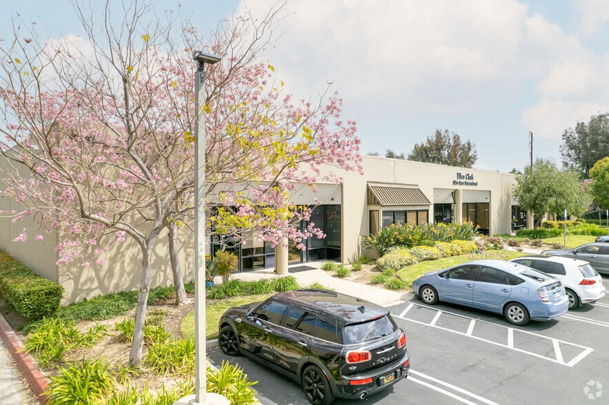10005-10015 Muirlands Blvd, Irvine, CA à louer - Photo de l’immeuble – Image 2 sur 5