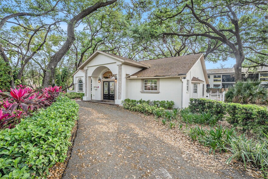 329 Pauls Dr, Brandon, FL à vendre - Photo de l’immeuble – Image 3 sur 23