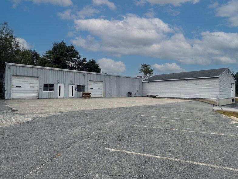 999 Roosevelt Trl, Windham, ME à louer - Photo de l’immeuble – Image 1 sur 2