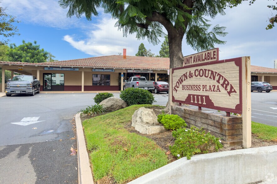 1111 Town & Country Rd, Orange, CA à vendre - Photo de l’immeuble – Image 2 sur 52