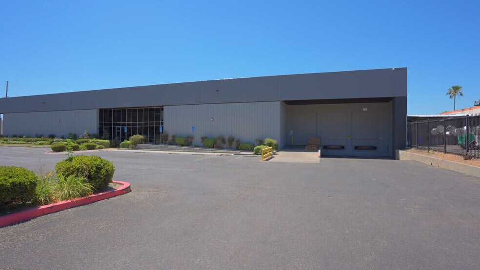 20310 Plummer St, Chatsworth, CA à louer - Vidéo sur l’annonce professionnelle – Image 2 sur 14
