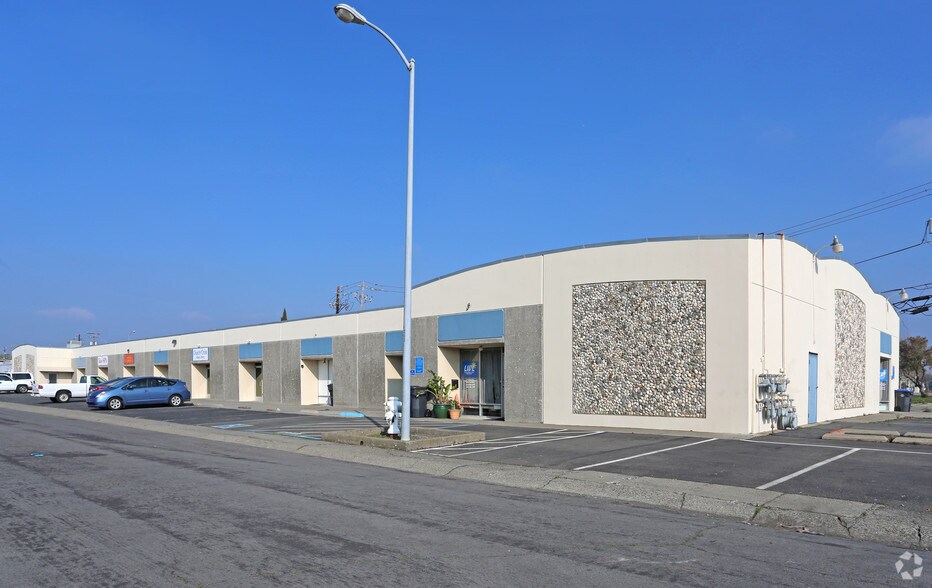 228-244 Travis Ct, Suisun City, CA à louer - Photo principale – Image 1 sur 3