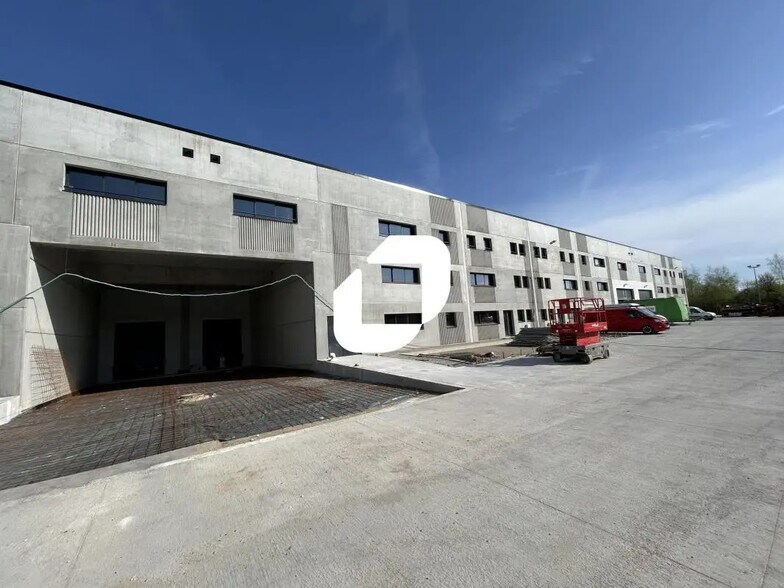 Local d’activités dans Moissy-Cramayel à louer - Photo de l’immeuble – Image 1 sur 6