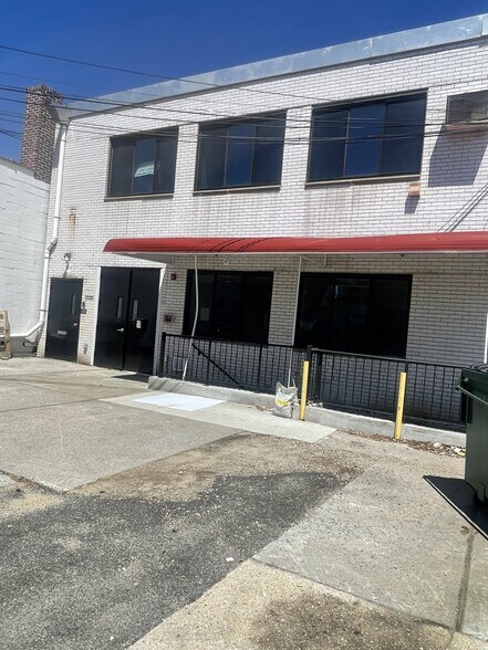 504 Cherry Ln, Lane, New Hyde Park, NY à louer - Photo de l’immeuble – Image 2 sur 8