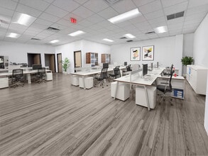 14545 NW 60th Ave, Miami Lakes, FL à louer Photo de l’immeuble– Image 2 sur 2