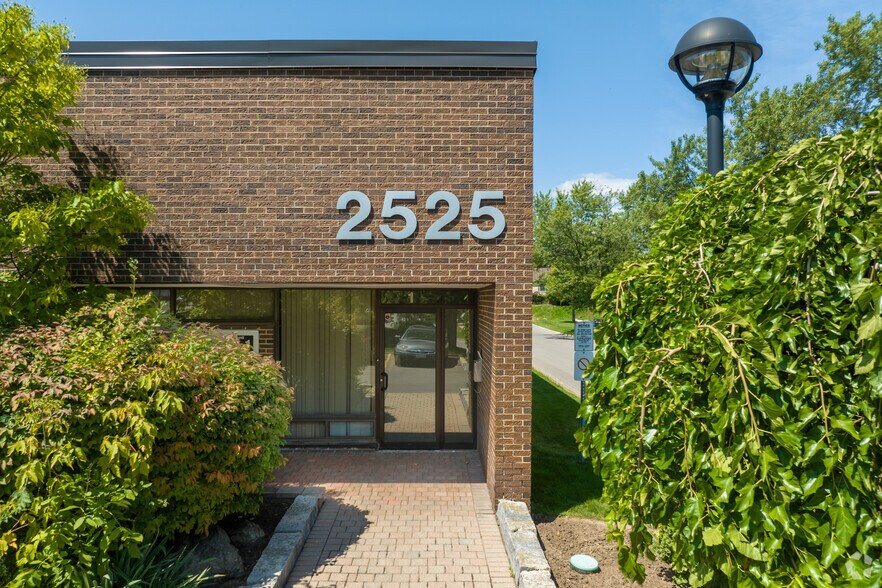 2525 Dunwin Dr, Mississauga, ON à louer - Photo de l’immeuble – Image 3 sur 4