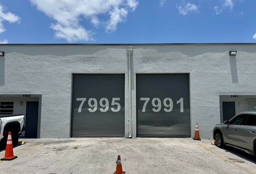 7975 W 28th Ave, Hialeah, FL à louer - Photo de l’immeuble – Image 2 sur 9