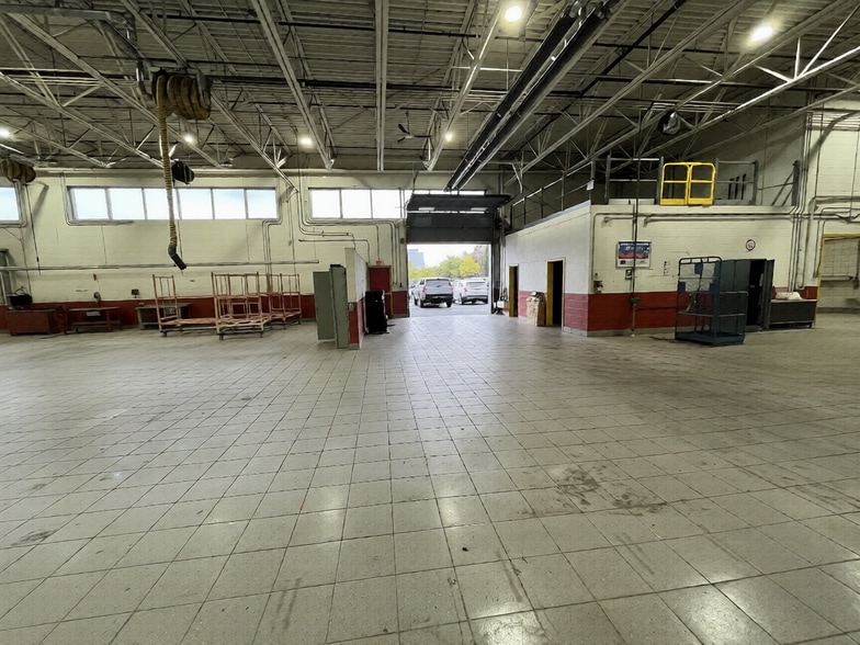 4040 Rue Jean-Talon O, Montréal, QC à louer - Photo de l’immeuble – Image 2 sur 7