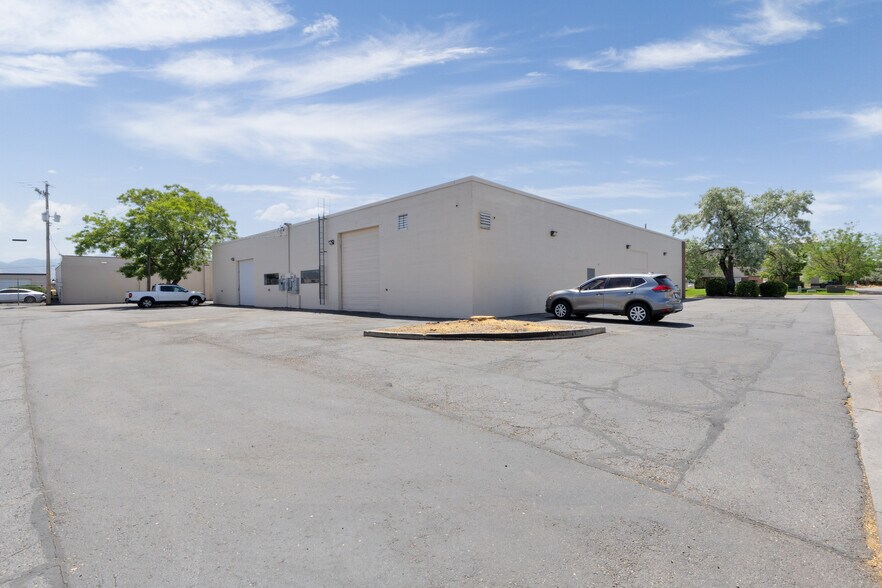 2126 W 2300 S, West Valley City, UT à louer - Photo de l’immeuble – Image 2 sur 11