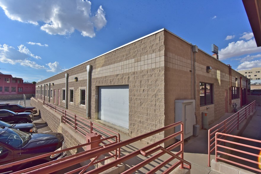 7852 E Gateway Blvd, El Paso, TX à louer - Photo de l’immeuble – Image 2 sur 11