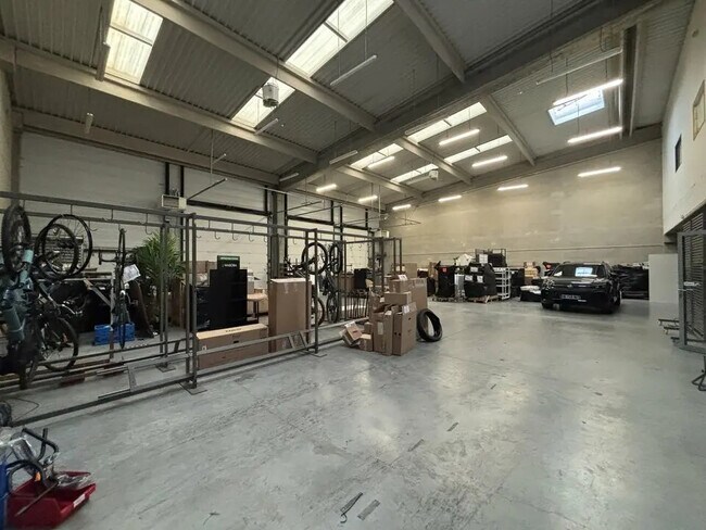 Plus de détails pour Local d'activités à louer